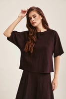 بلوزة بأكمام قصيرة