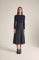 فستان مقلم بتفاصيل لامعة