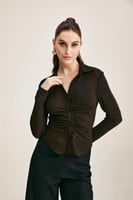 قميص بنقوش وتفاصيل مزمومة