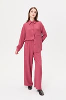 بنطلون بقصة واسعة