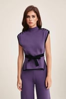 بلوزة بأكتاف مزينة بالكريستال