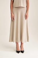 تنورة لامعة بقصة كلوش