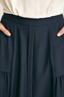 تنورة واسعة بطيات جانبية