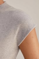 بلوزة محبوكة بتفاصيل مزمومة