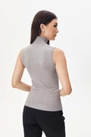 بلوزة بيسك بدون أكمام