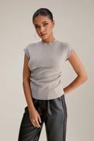 بلوزة محبوكة بتفاصيل مزمومة