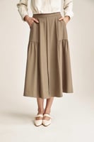 تنورة واسعة بطيات جانبية