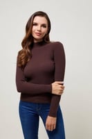 بلوزة بيسك بياقة عالية