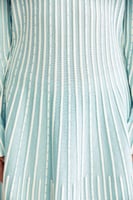 فستان محبوك بنقوش مقلمة