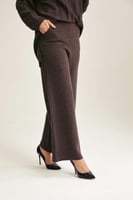 بنطلون محبوك بأرجل واسعة