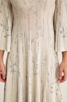 فستان بنقوش وأكمام جرس