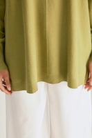 بلوزة سادة بقصة واسعة