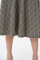 فستان بنقوش هندسية مع حزام