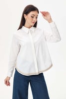 قميص واسع بأزرار مخفية