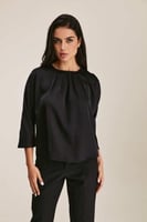 بلوزة واسعة بياقة بطيات