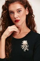 بروش وردة مزين باللؤلؤ