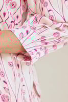 بلوزة موردة بقصة فضفاضة