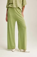 بنطلون محبوك بأرجل عريضة