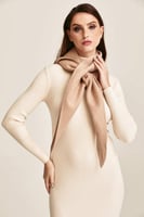 وشاح صوف بلون سادة