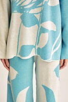 بلوزة موردة بقصة واسعة