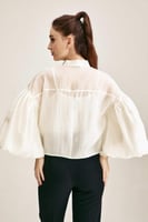 بلوزة بأكمام منفوخة