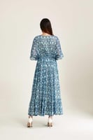 فستان بطبعات هندسية بتفاصيل لامعة