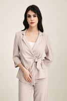 جاكيت برباط مزين بطيات