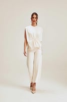 بلوزة واسعة بتفاصيل مزمومة