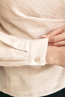 بلوزة لف مزينة ببروش