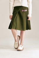 تنورة مزينة بإبزيم معدني