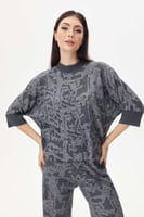 بلوزة مزينة بنقوش