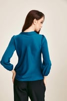 بلوزة بياقة بربطة