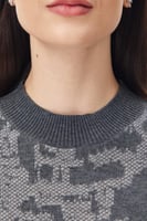 بلوزة مزينة بنقوش