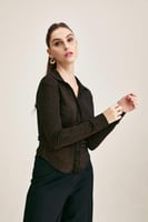 قميص بنقوش وتفاصيل مزمومة