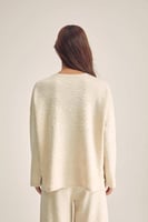 بلوزة واسعة بأكمام منسدلة