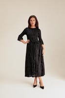 فستان بنقوش مخملية مع حزام