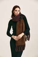 وشاح بشراشيب بلون متعدد