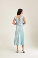 فستان بحمالات مع بلوزة ترتر