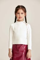 بلوزة بياقة عالية مزينة بأزرار