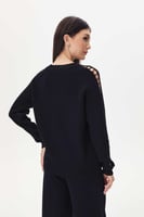 بلوزة بفتحات مزينة بالخرز