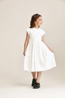 فستان بأكمام قصيرة