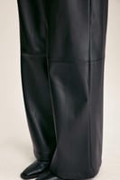 بنطلون جلد بأرجل عريضة