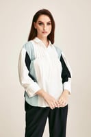 بلوزة واسعة بألوان مغايرة