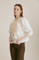 بلوزة مُطرزة بتفاصيل مٌخرمة