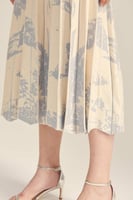 تنورة بنقوش موردة