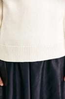 كنزة مزينة بفيونكات لامعة