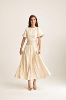 فستان بخصر مٌطرز بالورود