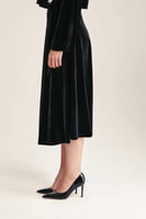 تنورة مخمل بقصة كلوش