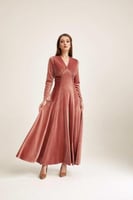 فستان مخمل بتفاصيل مزمومة