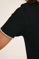 فستان بأكمام قصيرة بتفاصيل لامعة